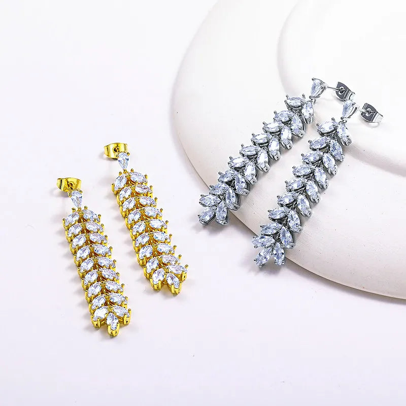 Aros largos con circonias dorados