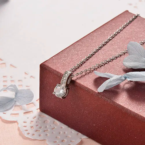 Collar plateado con circonia central