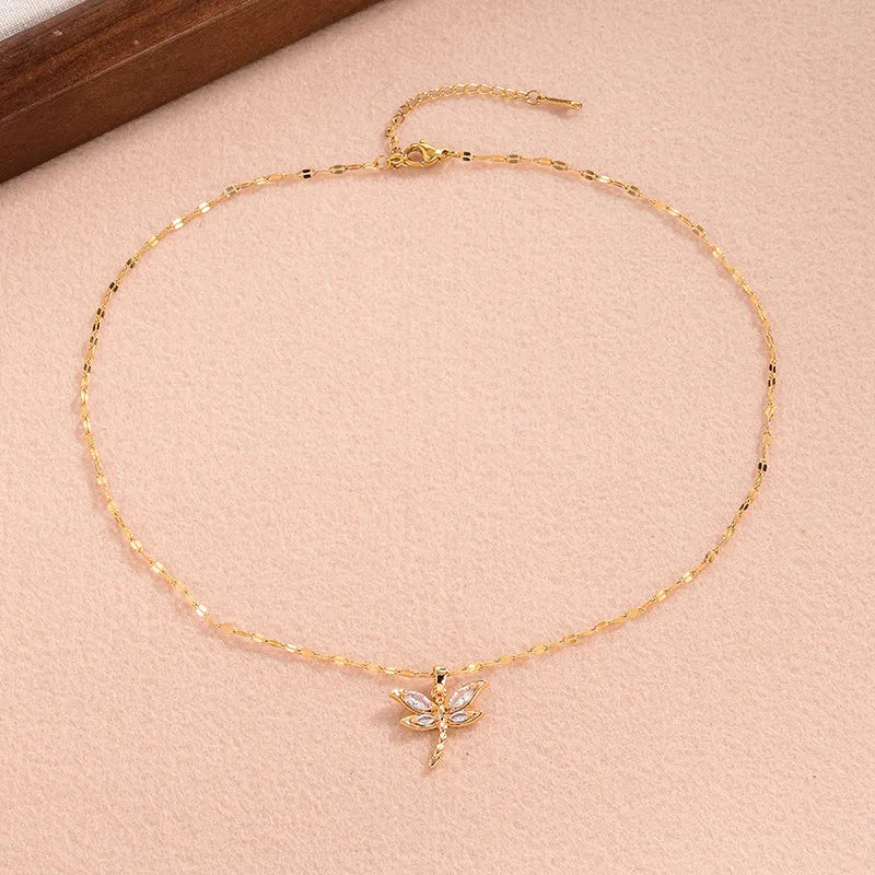 Collar dorado con dije de libélula