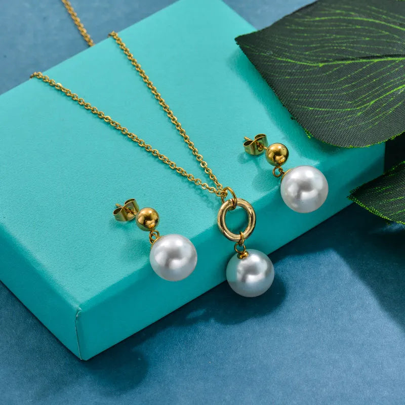 Conjunto dorado con perlas redondas