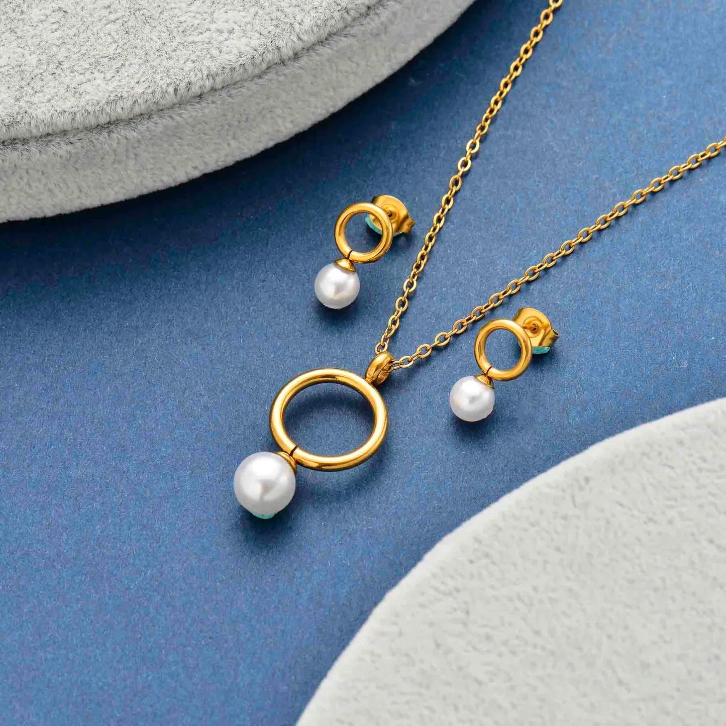 Conjunto dorado con perlas redondas