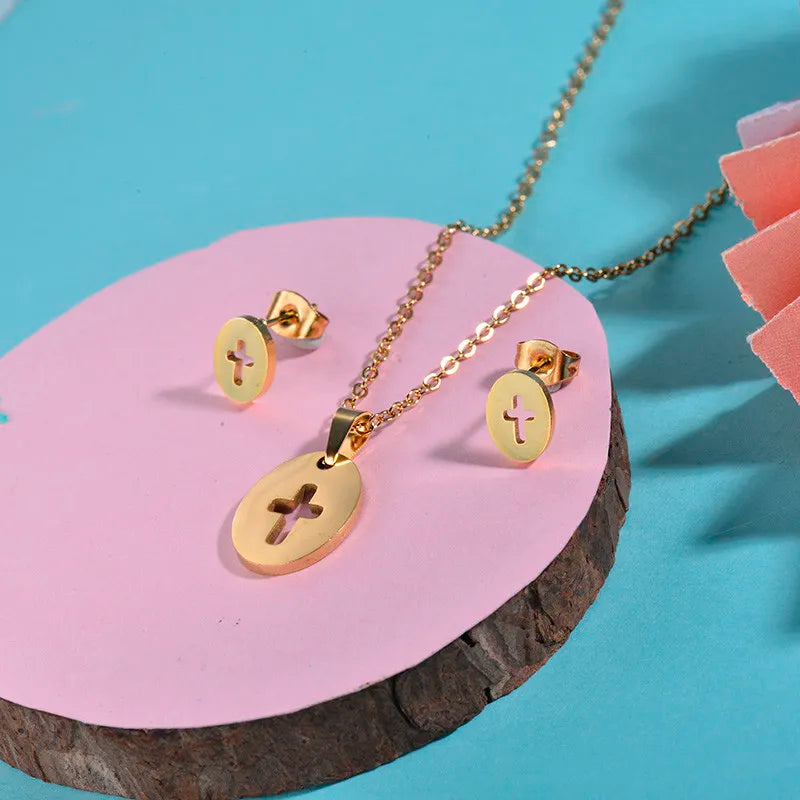 Conjunto dorado con cruces caladas