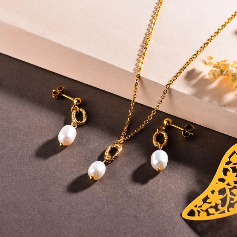 Conjunto dorado con perlas colgantes