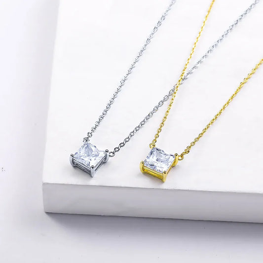 Collar plateado con dije cuadrado de circonia