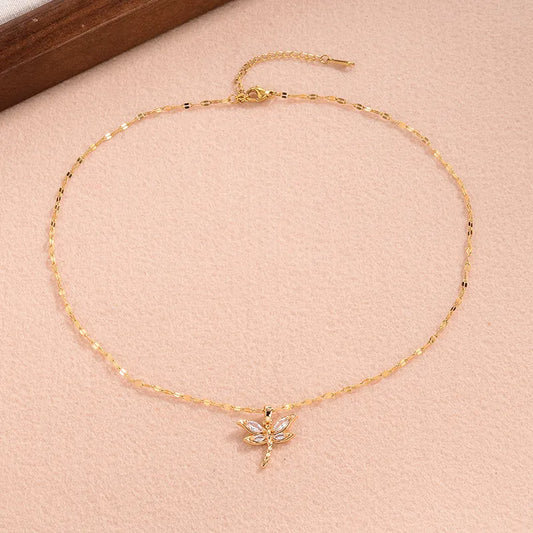 Collar dorado con dije de libélula