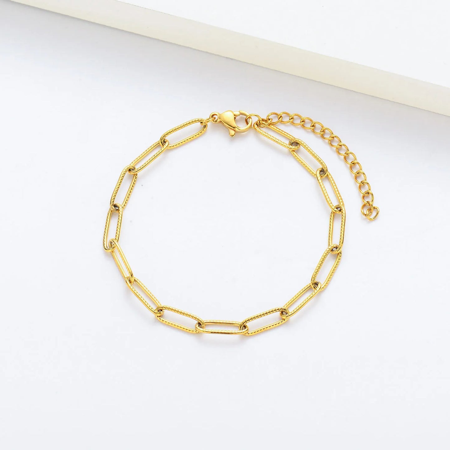 Pulsera dorada de eslabones rectangulares