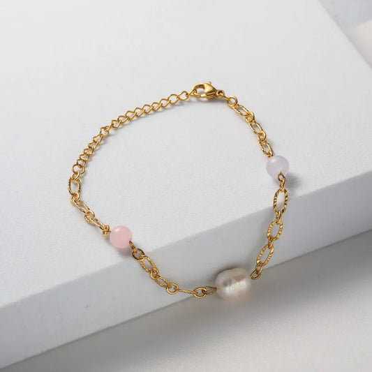 Pulsera dorada con perlas y cuentas rosadas