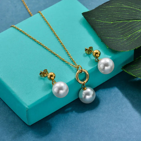 Conjunto dorado con perlas redondas