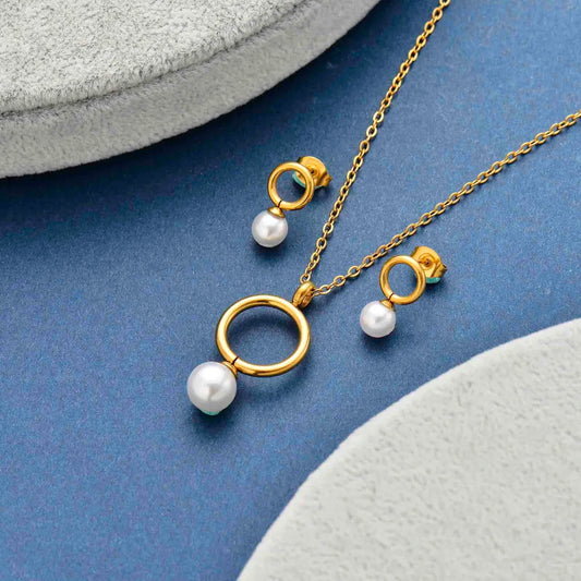Conjunto dorado con perlas redondas