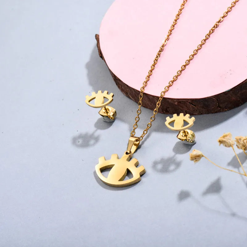 Conjunto dorado con diseño de ojo