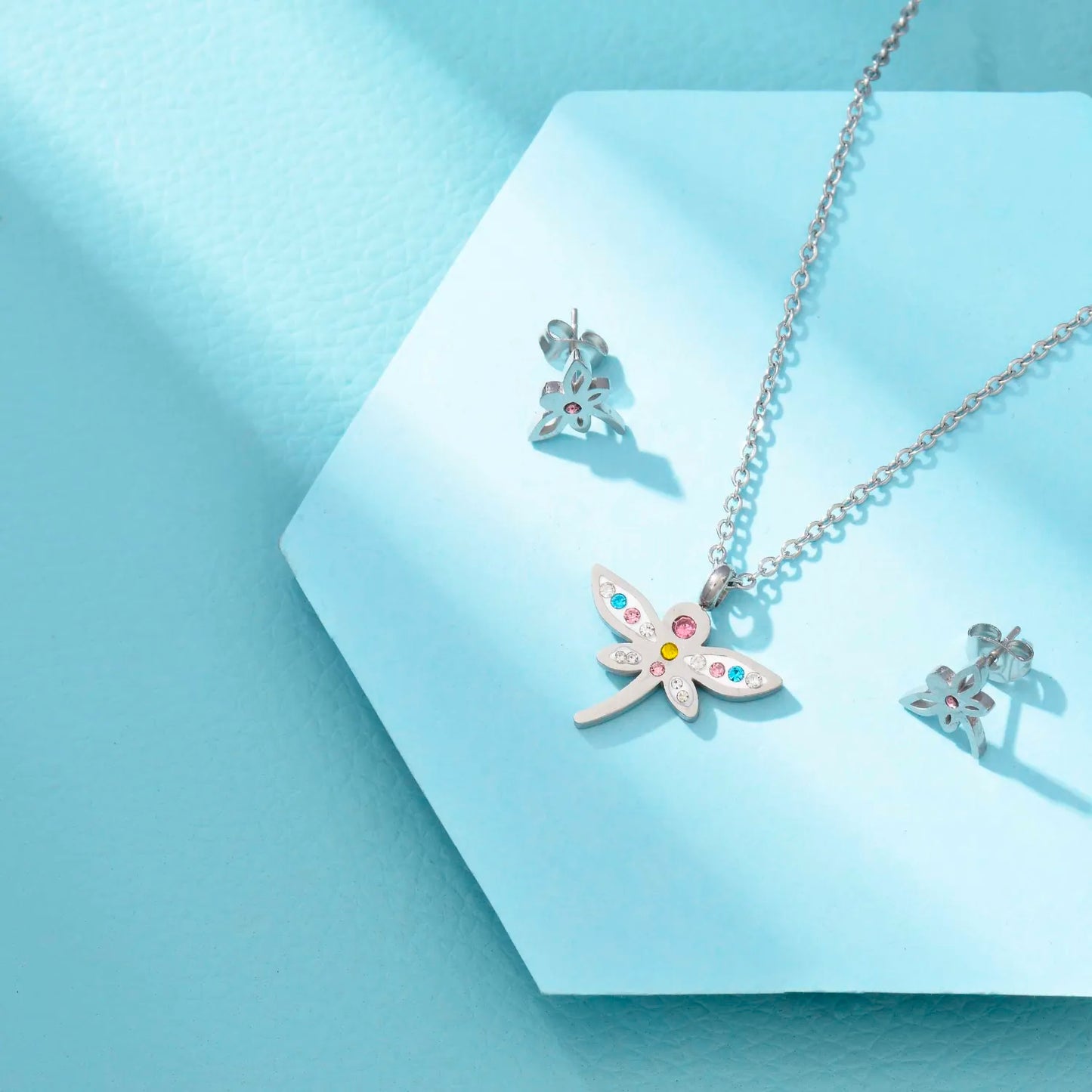 Conjunto libélula multicolor en acero inoxidable plateado