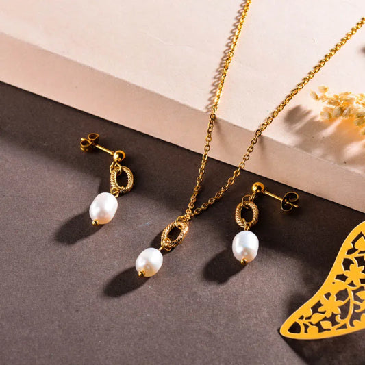 Conjunto dorado con perlas colgantes